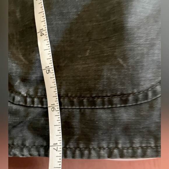 Gap XS jean jacket in an aged look. Two button closure & two front deep pockets. - Picture 4 of 11